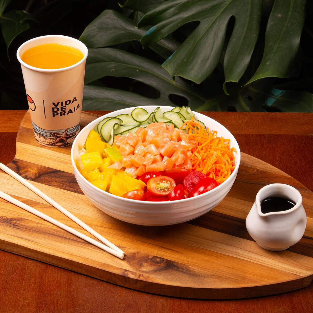 Feito especialmente para os pequenos até 8 anos, o combo kids vem com um delicioso monte seu poke kids e uma bebida à escolha! Uma refeição leve, nutritiva e do tamanho certo para o apetite das crianças. peso total aproximado do poke com base de arroz: 300g (100g de base de arroz ou 80g de bifum, 65g de proteína, acompanhamentos variam conforme o item escolhido).