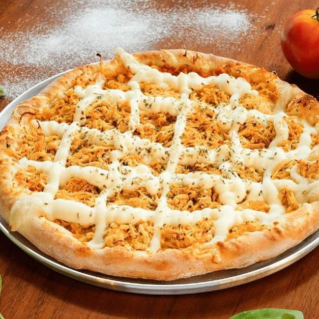 Frango suculento com catupiri cremoso, molho de tomate, queijo mussarela, tomate, azeitona e orégano.