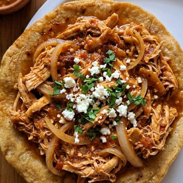 TOSTADA DE TINGA DE POLLO