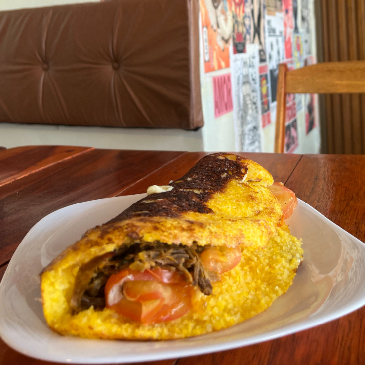 Massa de cuscuz feita na frigideira, crocante por fora e macia por dentro. (FATIA DE QUEIJO JÁ INCLUSA)