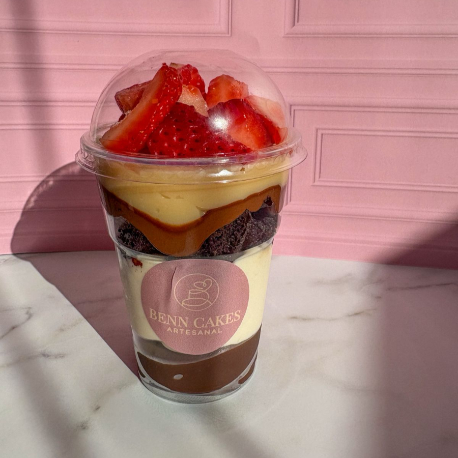 Brigadeiro de chocolate, mousse de Ninho, brownie, Nutella, brigadeiro de Ninho e morangos frescos. É intenso, cremoso e impossível.