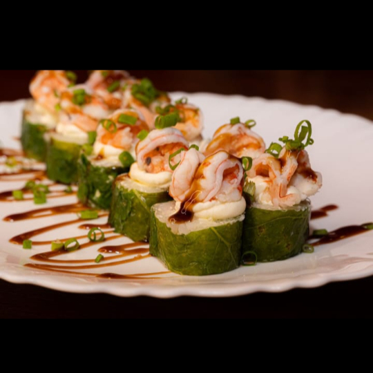 ACELGA ENVOLVIDA NO ARROZ COM RECHEIO DE SALMÃO,CREAM CHEESE, GELEIA DE PIMENTA E CEBOLINHA.