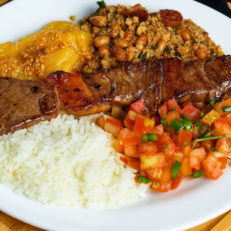 Arroz , feijão , Frango e mandioca. A melhor jantinha da região da nova suiça-