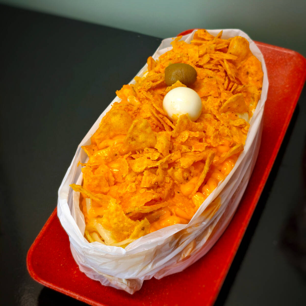 Um hotdog completo de verdade: pão macio, salsicha ou linguiça, molho, milho, ervilha e nosso molho da casa. Recheado com batata palha, cheddar ou catupiry, mussarela, ovo de codorna e azeitona, e finalizado com uma crocância absurda de Doritos.