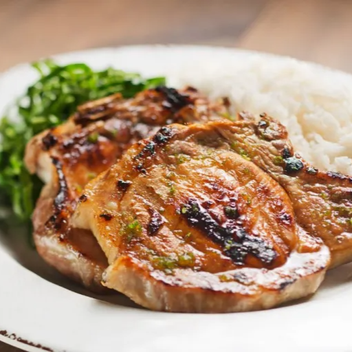 Acompanha Arroz, feijão, macarrão e farofa caseira.
