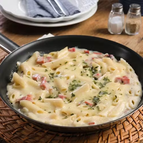 Penne molho 4 Queijos com Bacon, finalizado com parmesão ralado. Individual 400g