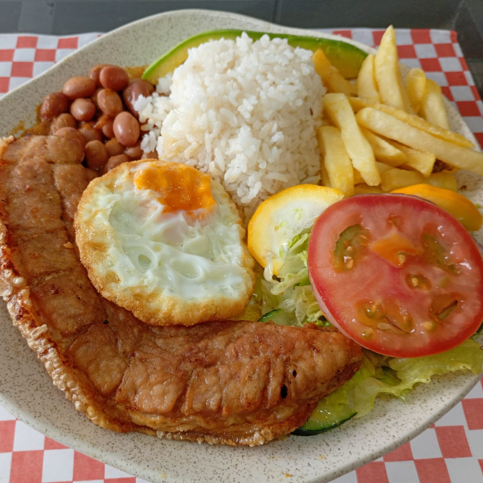 🐷 Menú Paisa de Chicharrón Crocante 🔥