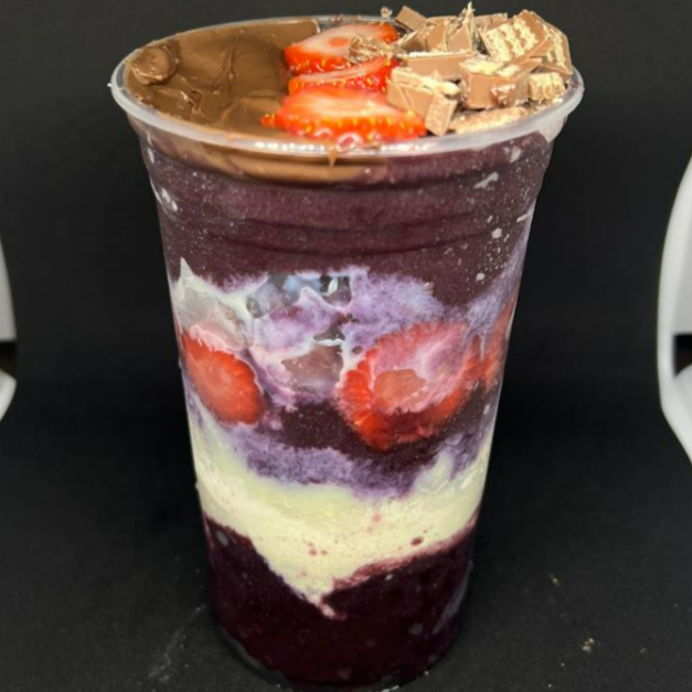 Açaí cremoso com Nutella, leite condensado, leite em pó, pedaços de Kitkat e morangos.