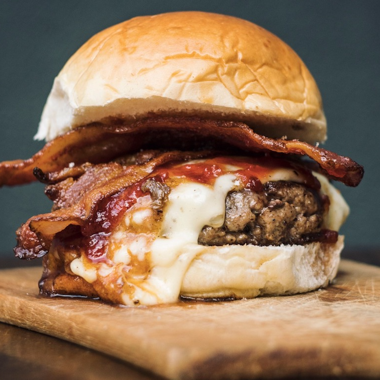 chesse burger queso blanco y tocino