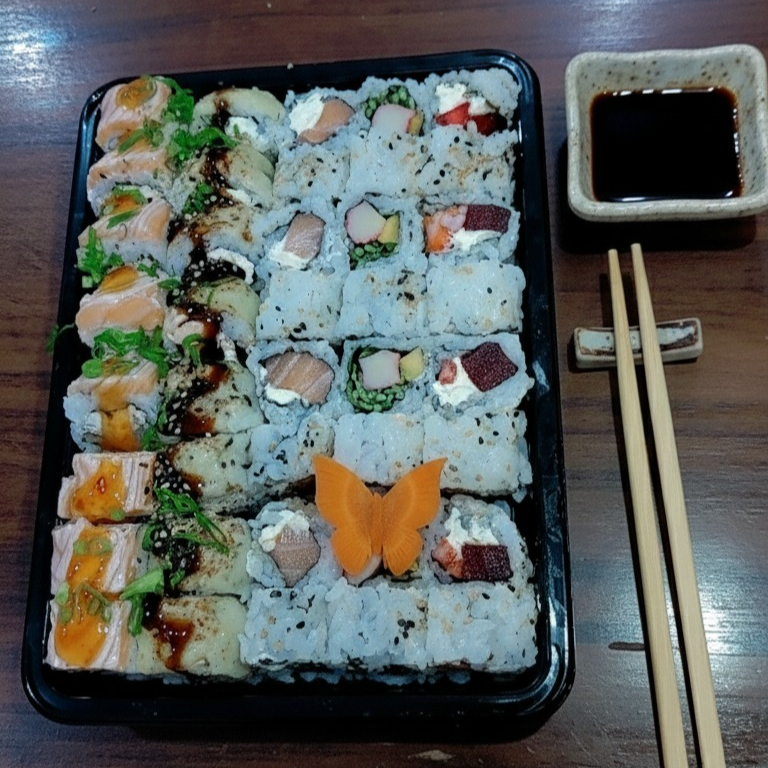8 URAMAKI FILADELFIA 8 CALIFORNIA 8 ROMEU E JULIETA 8 SKIM LAMINADO DE SALMAO MASSARICADO E GELEIA DE PIMENTA 8 URAMAKI SALMAO GRELHADO ESPECIAL DE QUEIJO