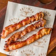 4 tiras de bacon assadas e sequinha.