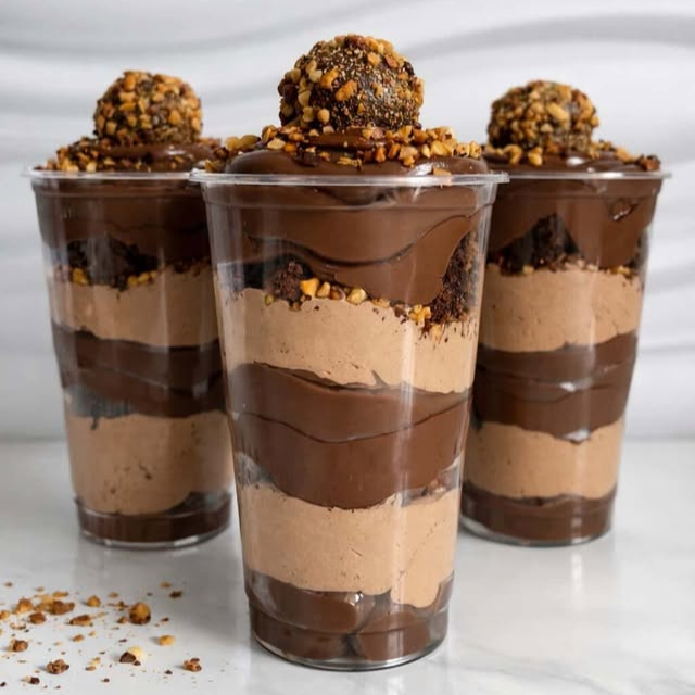 Copo Tipo Ferrero com seguintes recheios: Brigadeiro gourmet blend, mousse de chocolate com pedacinhos de amendoim, Nutella Pura e pedaços de Brownie. Valor apenas de 1 unidade. Copo 330ml