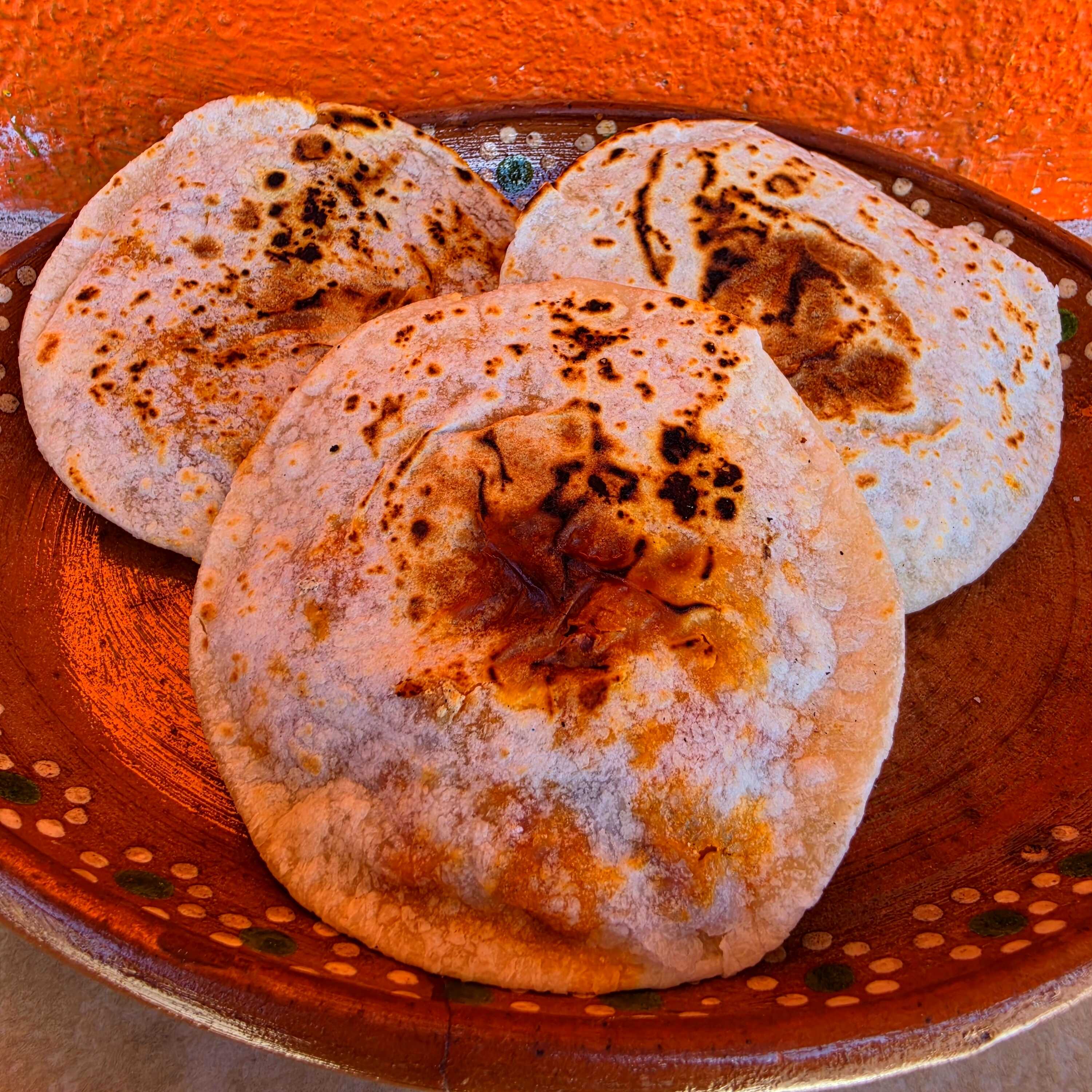 Gordita de queso con rajas.