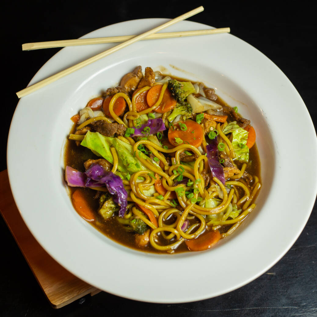 Uma combinação irresistível de tiras suculentas de carne e frango, salteadas com macarrão oriental e legumes frescos, tudo no molho especial da casa. Um prato completo, saboroso e cheio de equilíbrio!