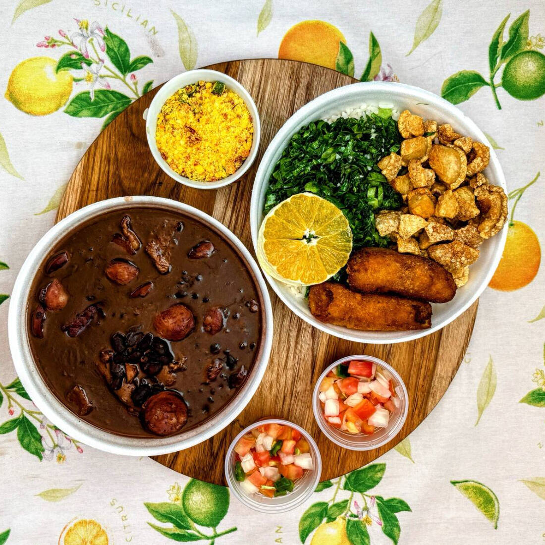 Uma Marmitex Média Só De Feijoada. Uma Marmitex Média Com Arroz e Acompanhamentos (Couve, Torresmo, Fatias De Laranja, Banana, Farofa e Vinagrete).