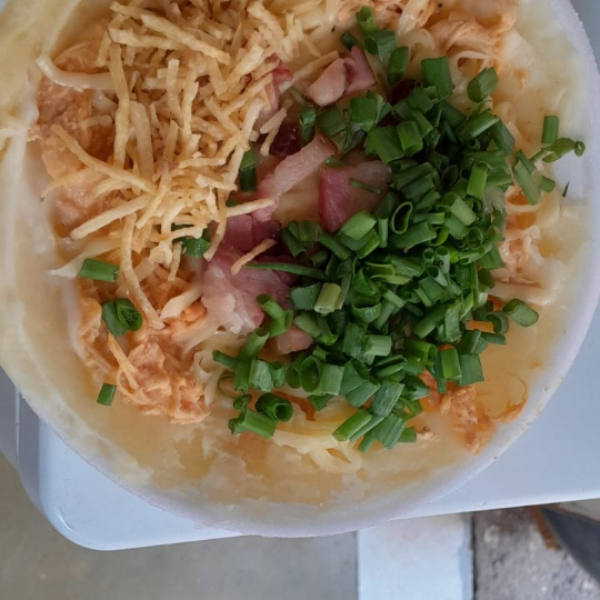 Batata, strogonoff, Bacon, requeijão e cebolinha