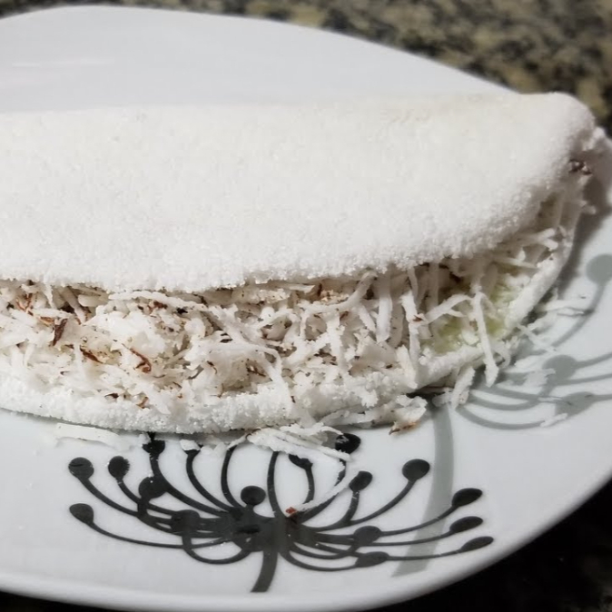 Tapioca crocante recheada com coco ralado.