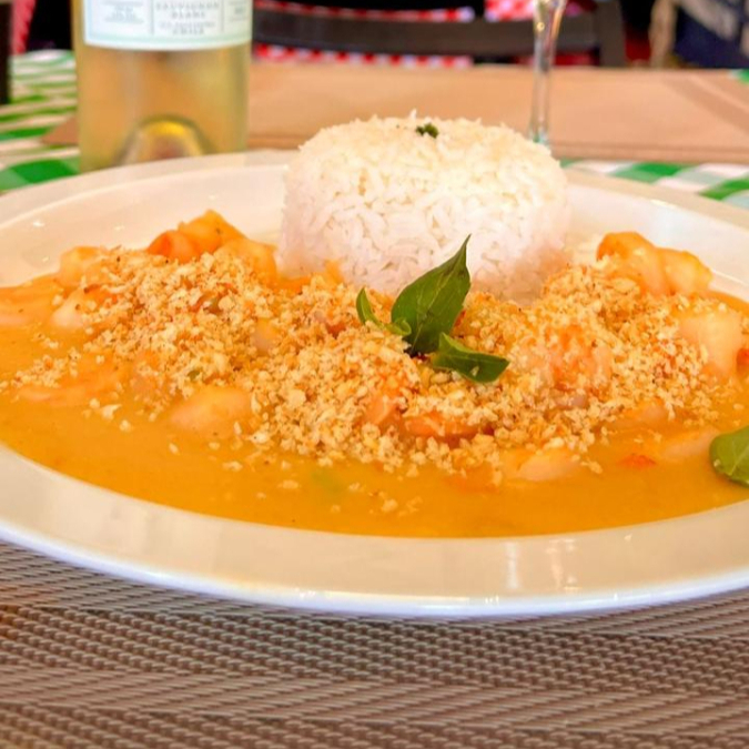Deliciosa receita do cheff de bobó de camarão acompanhado de arroz e farofa crocante de coco