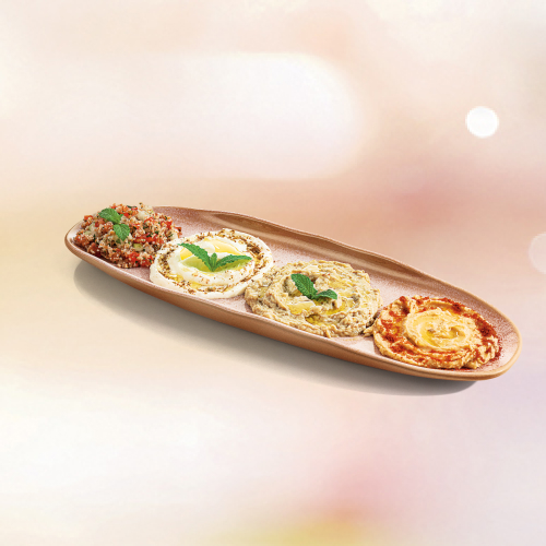 A pura essência da culinária árabe está no prato verão. ele é composto por porções de homus, babaganuche, coalhada e tabule. acompanha 1 minipão sírio e 1 minipão sírio com zaatar. é o verdadeiro prato que aquece o coração! (305 g).