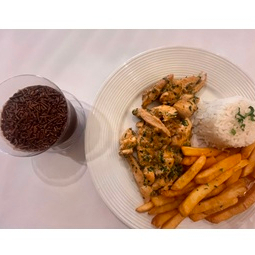 Venha saborear esse prato clássico, Um Delicioso Strogonoff de frango com batatas fritas, acompanhado de arroz branco. Leve um brigadeiro copo 30 ml para saborear. Aproveite!!!