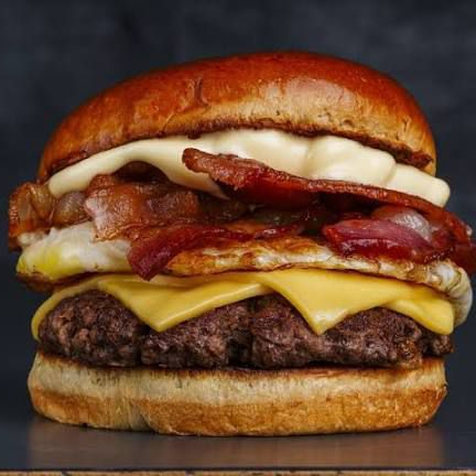Uma combinação clássica e irresistível para os amantes de bacon. Preparado no pão brioche macio, com hambúrguer suculento de 140g, queijo cheddar cremoso, bacon em fatias e a exclusiva maionese da casa, entrega muito sabor, cremosidade e suculência em cada mordida.