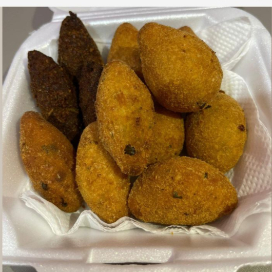 Nada melhor do que saborear salgados quentinhos e crocantes! Nosso kit é preparado na hora, garantindo frescor e sabor irresistível. Cada peça é cuidadosamente frita para alcançar a textura perfeita: casquinha dourada por fora e recheio suculento por dentro. 👉 Inclui uma seleção variada de clássicos da festa: Coxinha cremosa de frango Bolinha de queijo derretido Risoles recheados e kibe
