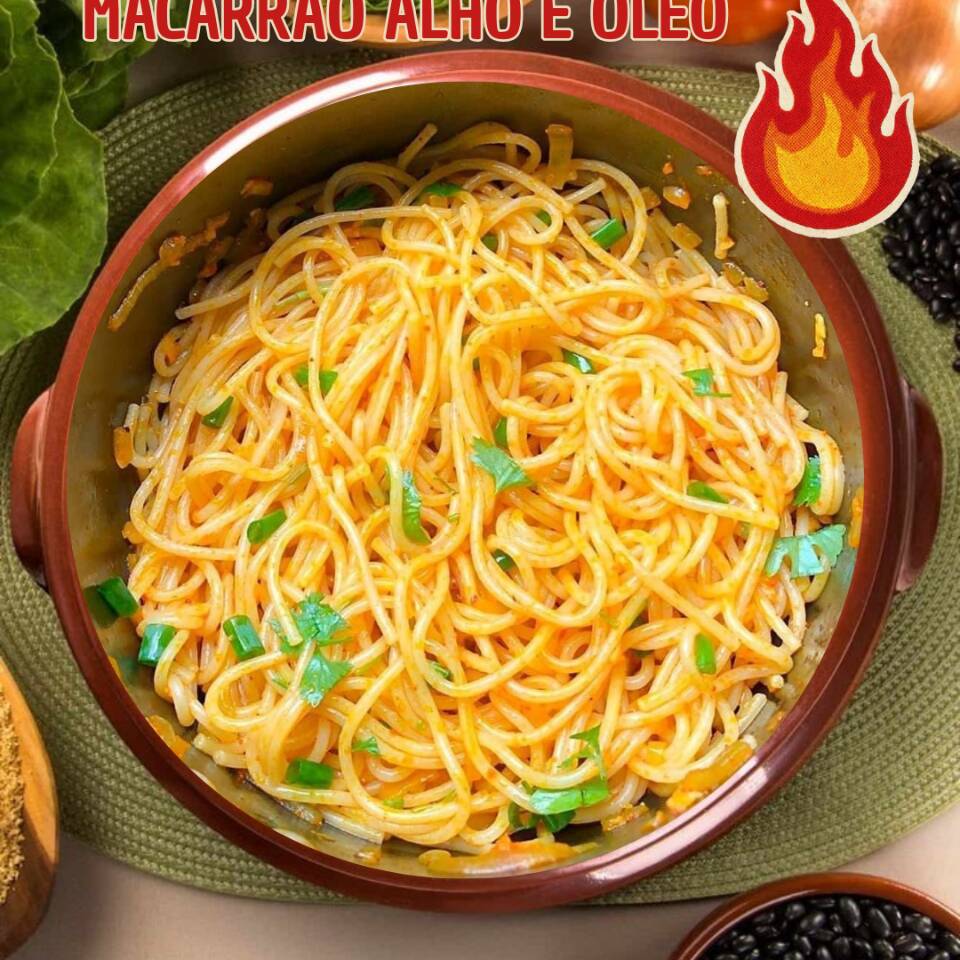 um delicioso macarrão espaguete feito no alho e oléo com churrasco