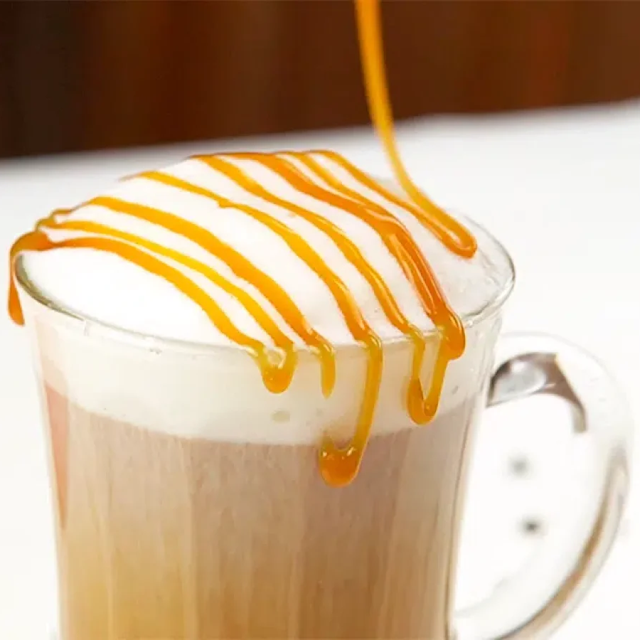 Duas doses de café expresso finalizado com a crema do leite e calda de caramelo.