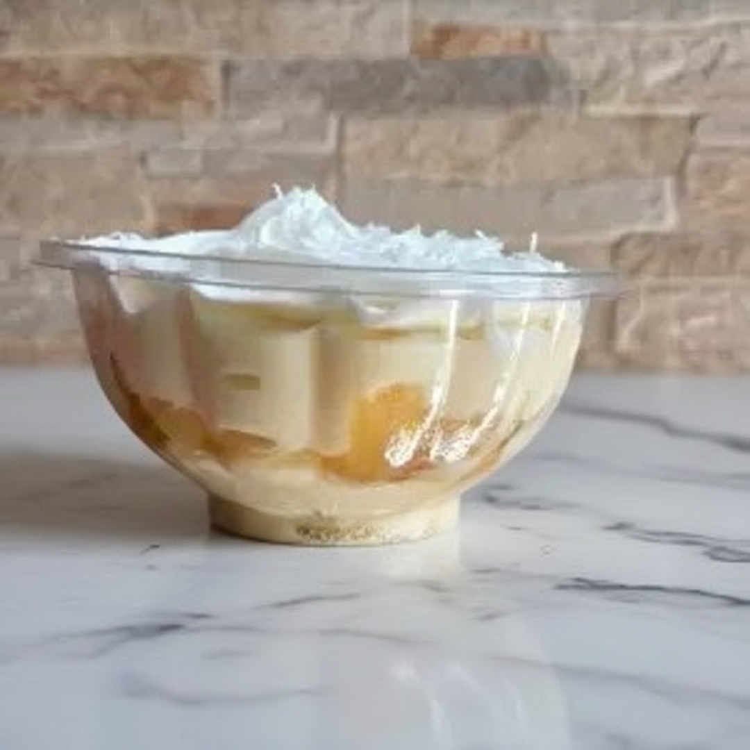 recheio de coco, doce de abacaxi, creme 4 leites, chantily e coco ralado