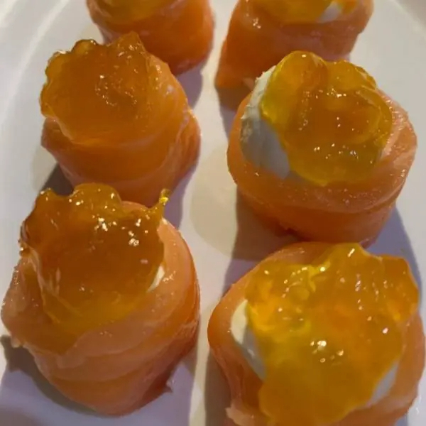 Salmão envolto no arroz, cream cheese e geleia de damasco.