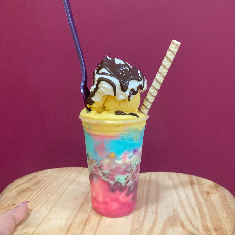 Sorvete no Copo 770ml, montado do jeito que você quiser!, inclusive com frutas, sorvetes, caldas, Chantilly, Nutella e todos os complementos Grátis, Super cremoso, geladinho e entregue com rapidez no conforto da sua casa.