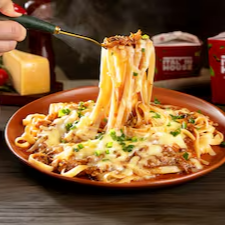 Ragu de costela macia, cozido por horas com ervas e vinho, em um molho rico e aromático. Servido sobre massa italiana ou nhoque, é pura harmonia de sabor e aconchego. Finalizado com queijo e cebolinha.