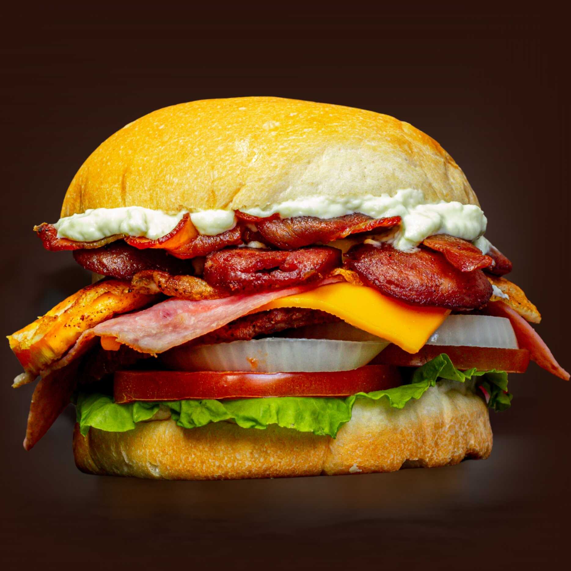 Burguer Smash 80g selado na chapa, Cheddar Derretido, Ovo frito, Calabresa dourada, Bacon crocante, Presunto, Salada Fresca feita com Alface, tomate e cebola e
Maionese de Ervas.
01 Pote de Molho Especial