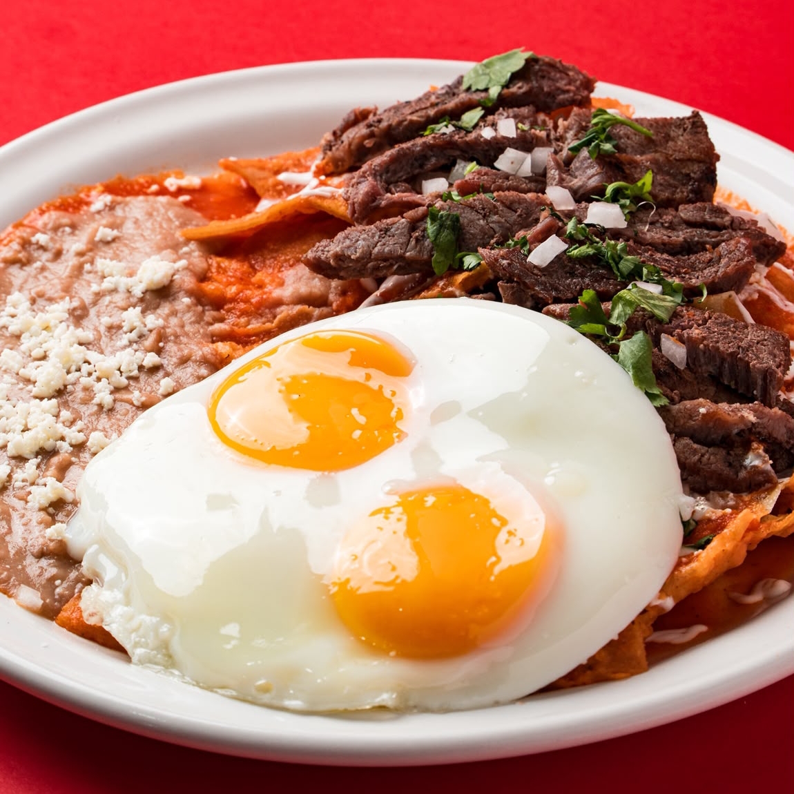 Chilaquiles Especiales Rojos Asada y Huevo