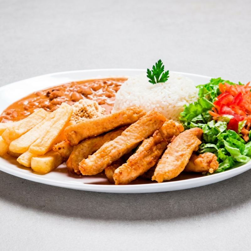 Arroz, feijão,farofa, salada,batata frita e a isca de peixe crocante