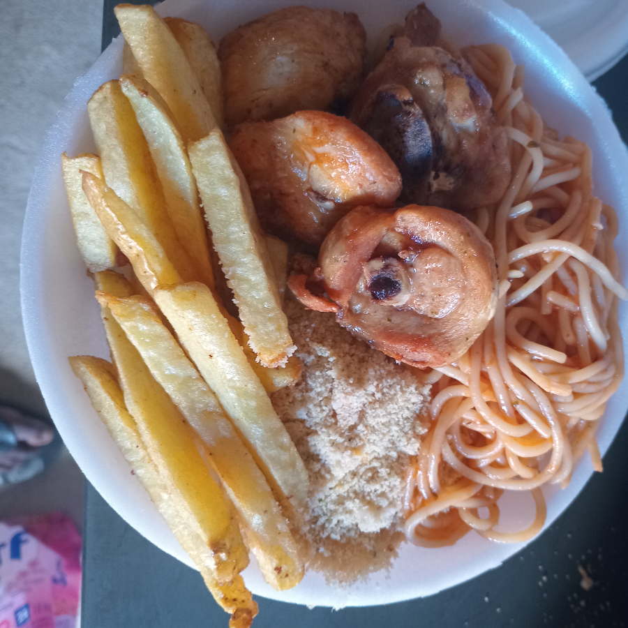 Arroz branco,feijão macarrão e batata frita. E farofa