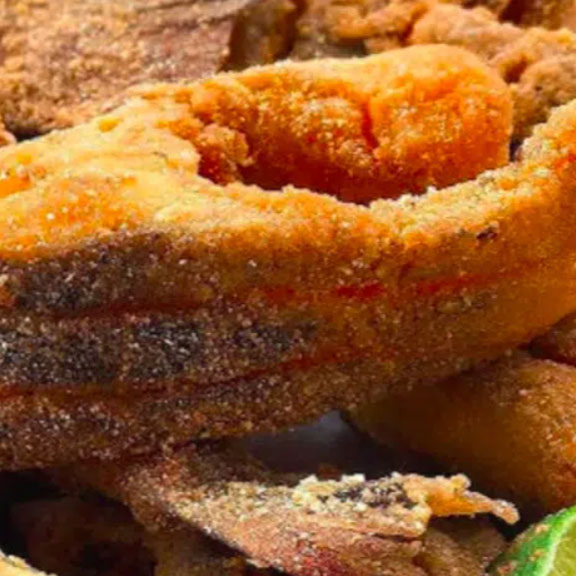 Postas de tilápia frita com tempero especiais.