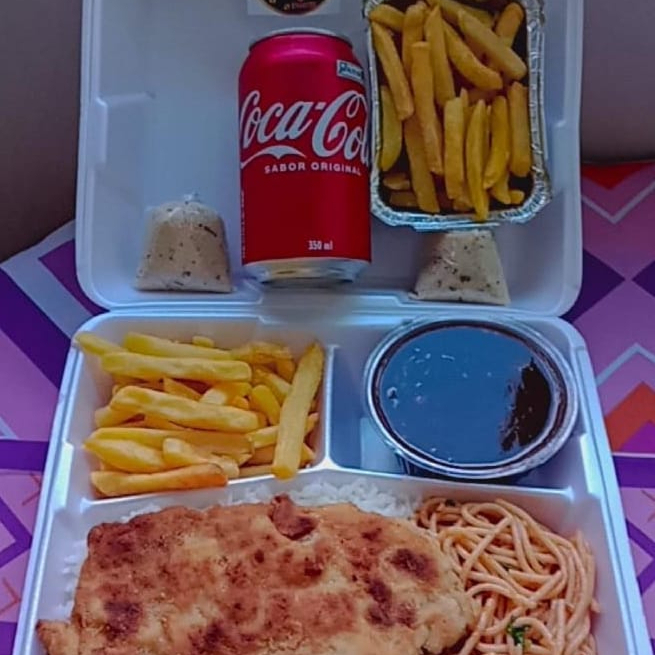 Arroz, feijão, macarrão duas porções de batata frita duas farofa e um suculento filé de frango a milanesa +uma coca-cola 350ml