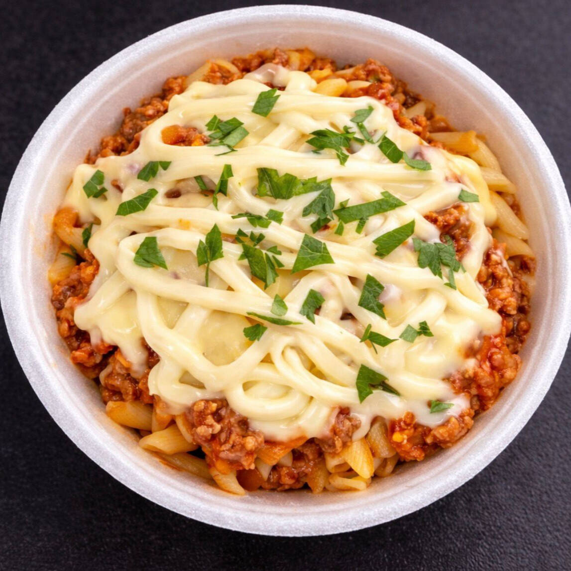 Macarrão no pote bem servido, com generosa camada de molho bolonhesa artesanal, carne moída bem temperada, mussarela derretida, requeijão cremoso e finalização com salsinha. Você ira se surpreeender!!!