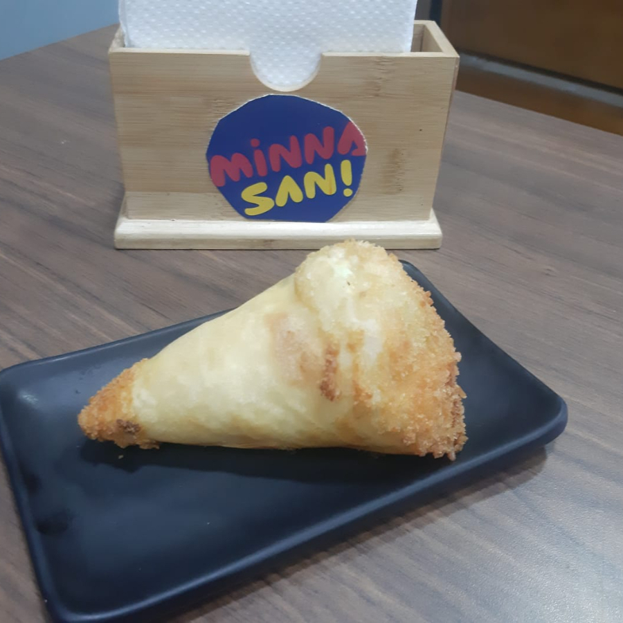 Temaki feito na massa do harumaki, arroz, salmão , cream cheese, cebolinha, frito