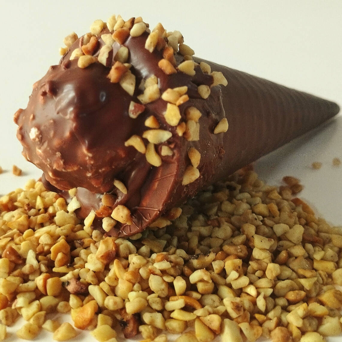 Nosso cone trufado de Ferrero Rocher, sua casquinha é banhada na cobertura Blend, é recheado de brigadeiro cremoso de chocolate nobre, castanhas e Nutella, e finalizando com um delicioso Ferrero Rocher!