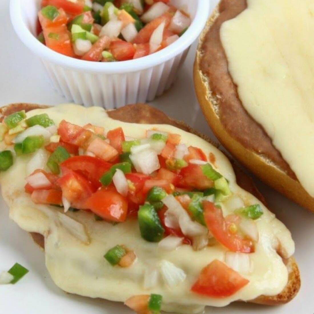 Molletes + Americano + Fruta