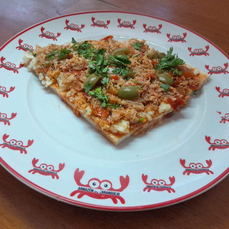 cebola, tomate, azeitona, queijo mussarela