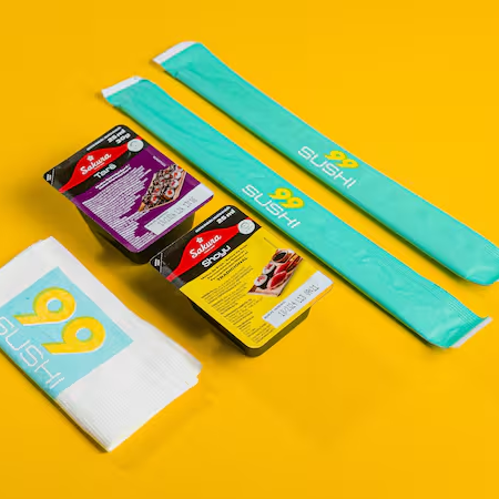 1 sache de shoyu 8g, 1 sache de tare 8g, 1 hashi e 1 guardanapo