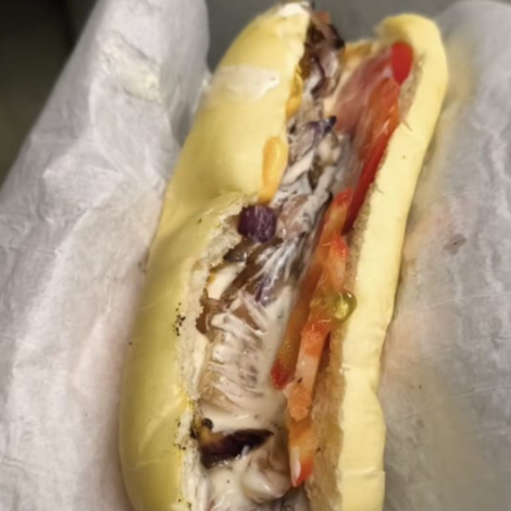 PÃO DE SAL DE 20 CM, MOLHO DA CASA, LINGUIÇA MINEIRA, QUEIJO CHEDDAR OU MUSSARELA, TOMATE E CEBOLA