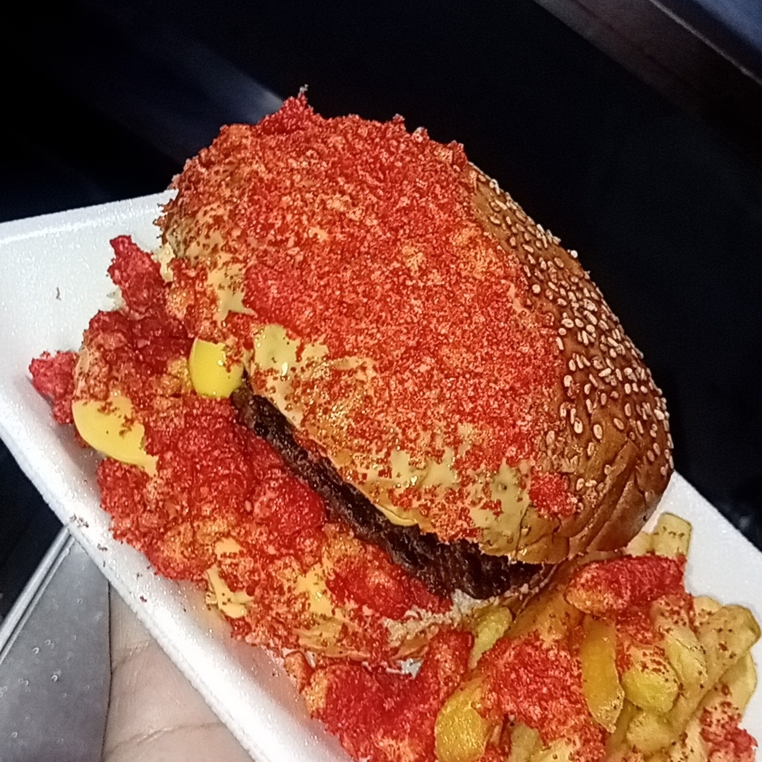Hamburguesa con Sabritas y papas a la francesa
