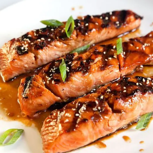 Salmão grelhado ao molho teriyaki, gergelim, risoto e batata. Uma combinação harmoniosa de sabores que traz o melhor da culinária oriental.