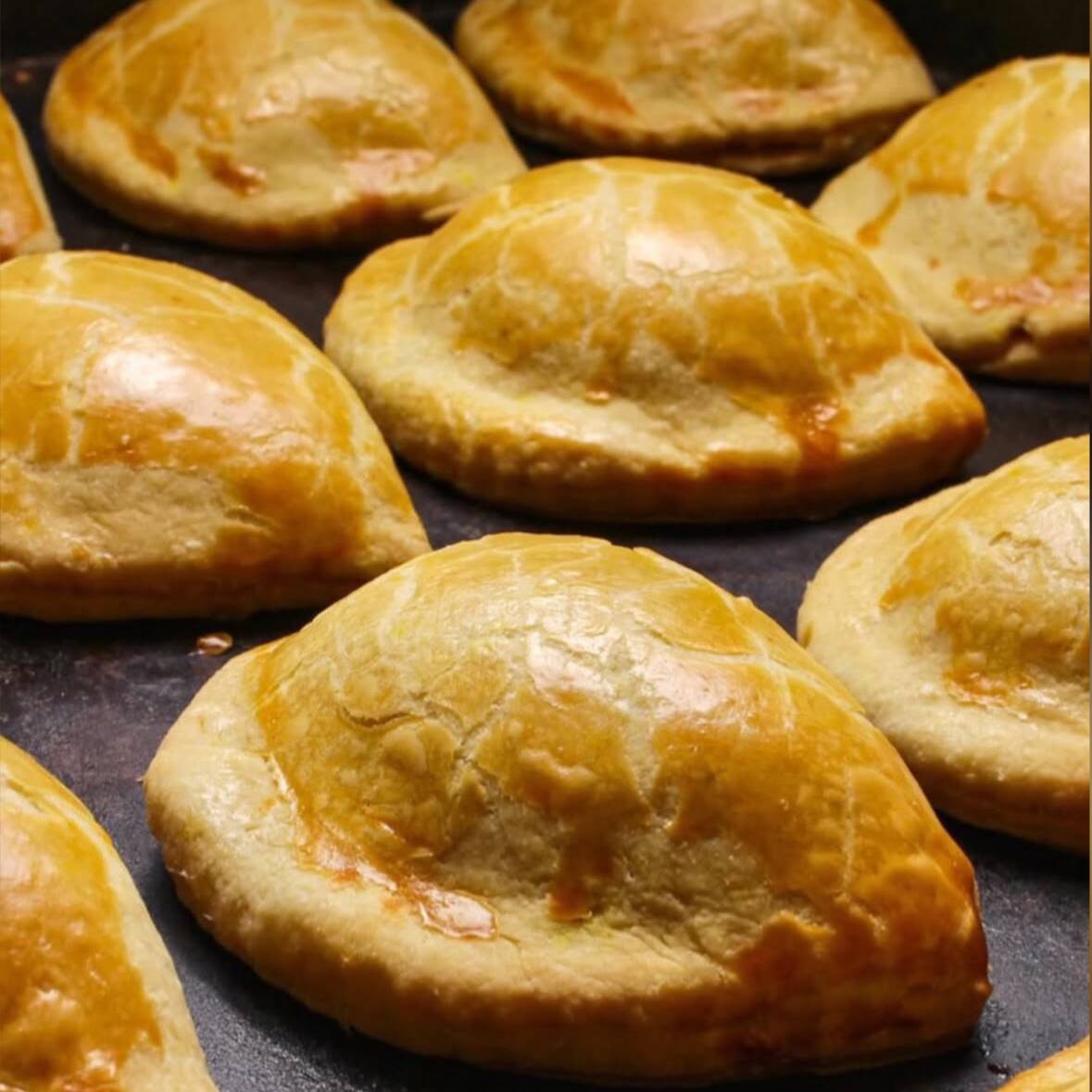 Delicioso pastel assado de forno, com massa fina que derrete na boca e generoso recheio cremoso. Casquinha dourada e brilhante, leve e sem fritura.