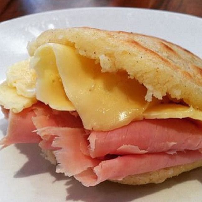 Arepa con Jamón y Queso
