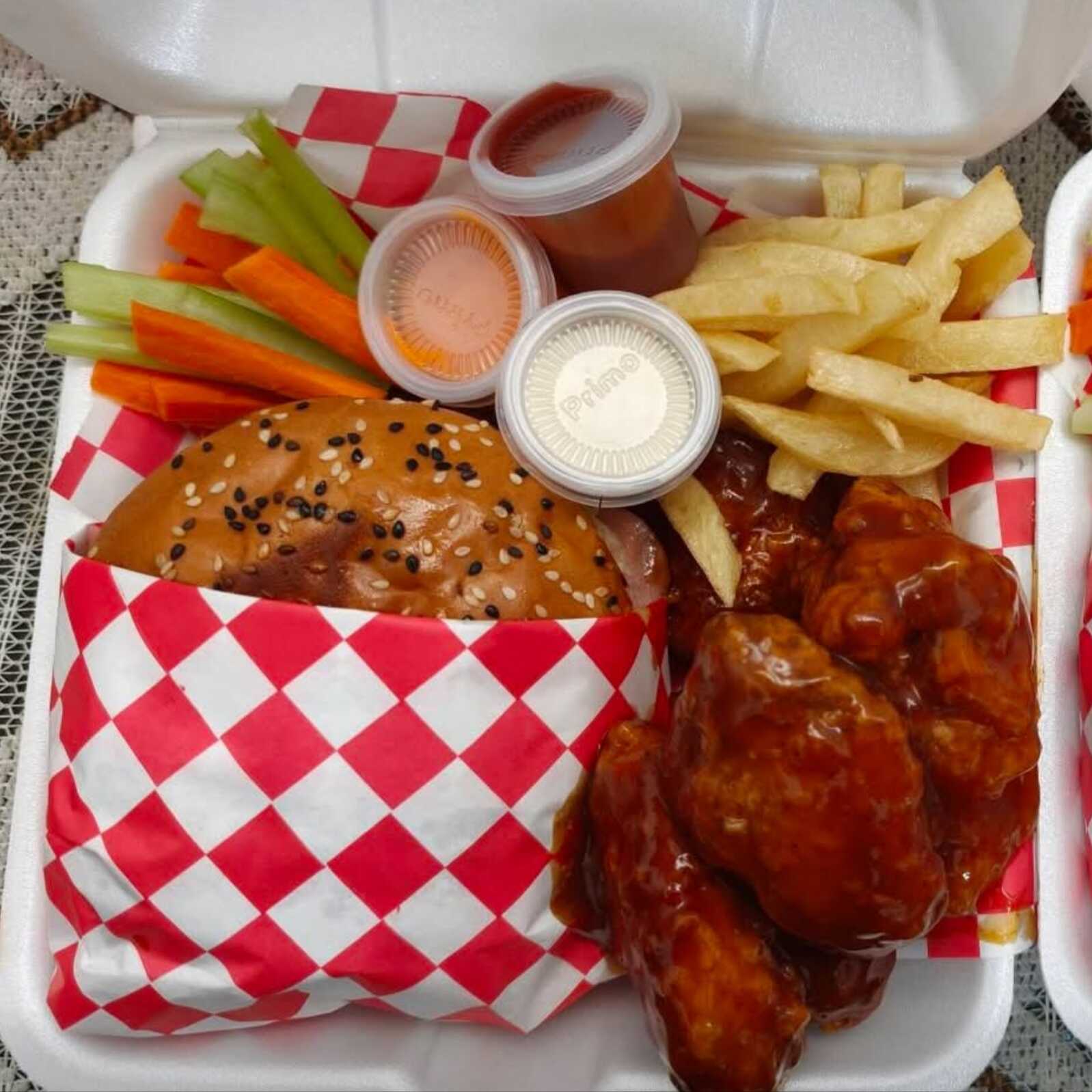 Boneless + Papas + Hamburguesa